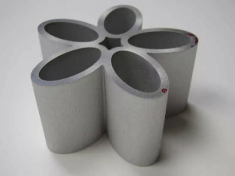 Część obrobiona z&nbsp;aluminium o&nbsp;grubości 3 cali